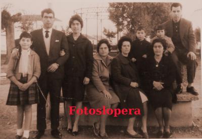 Varios miembros de las familias loperanas Hidalgo- Aviño y Clemente-Cabeza en el Jardín Municipal de Lopera Año 1963.