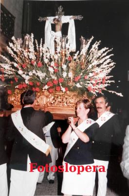 Procesión del Cristo del Humilladero o Cristo Chico en el año 1990. María Jesús Rojas y Pedro Luis Medina.