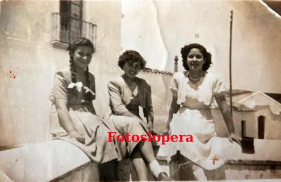 Las loperanas María de la Cabeza Alcalá, Paquita Artero y Blasa Sanz sentadas en la muralla que había delante de la Ermita del Cristo del Humilladero. Año 1952