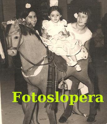 Instantánea de la Feria de los Cristos. Las hermanas Loren y Pilar Alcalá y su sobrina a caballo Pilar García. Año 1966