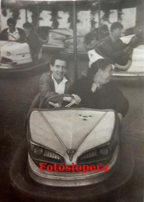 Estampa de la Feria de Los Cristos de Lopera. Los loperanos Francisco Criado y Serafina Santiago en la atracción de los coches locos.