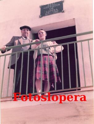 Los loperanos Bartolomé Alcalá Gutiérrez y su hija Pilar Alcalá en el balcón de la Casa de Lopera en el Cerro de la Virgen de la Cabeza en 1982.