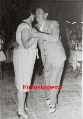 Recuerdo de los bailes en el Jardín Municipal en la Feria de los Cristos. En la foto los loperanos María del Campo García y Pascual Coca. Año 1960