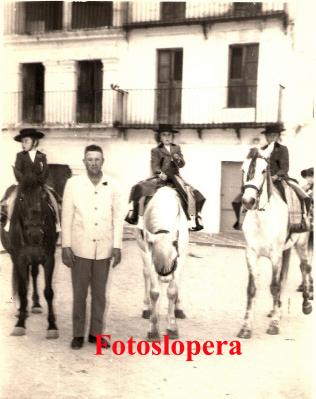 El loperano Juan Huertas Simón, junto a los hermanos Ortega Carmona y Juan Cerezo en la Plaza Mayor de Lopera en plena Romería de San Isidro. Año 1969