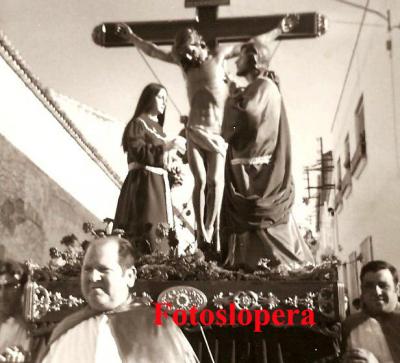 Procesión del Cristo de la Expiración, la Magdalena y San Juan en carro. Francisco Cruz y José Bueno. Años 70