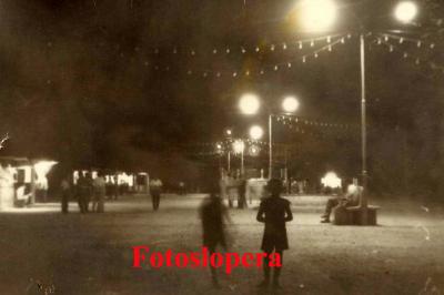 Paseo nocturno por el pasado de las calles y plazas de Lopera. Hoy por el Paseo de Colón en los días previos a la Feria de los Cristos del año 1963.