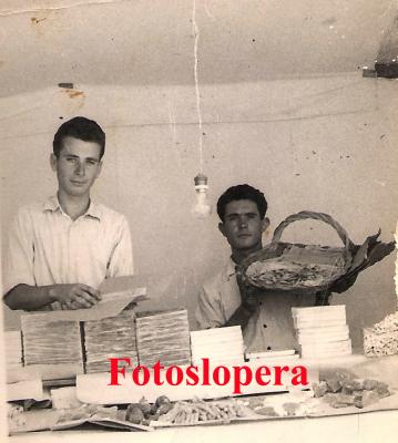 Un recuerdo entrañable de la Feria de los Cristos, el loperano Francisco García Jerez en su puesto vendiendo turrón, junto a un vendedor de camarones. Lopera 1955