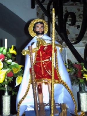 El Loperano José Antonio Pedrosa Cobo un apasionado de San Roque. Ha realizado en miniatura y con material reciclable un altar al Patrón de Lopera