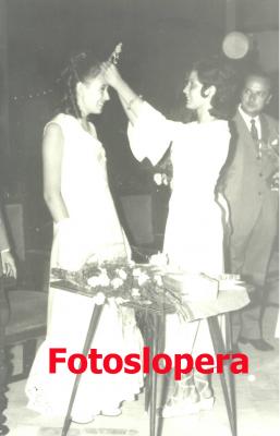 Isabel Mª Haro Artero Reina Mayor de la Feria de Los Cristos de Lopera del año 1970, coronando a la nueva Reina Mayor del año 1971 Mª José Palomo Marín, ante Francisco Valenzuela.