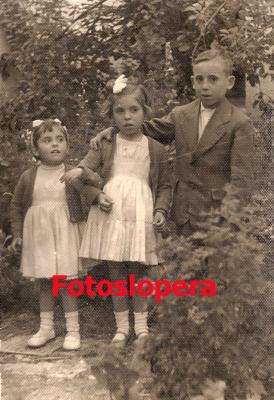 Los Hermanos Rosa, Ángela y Francisco Ogalla Cantero en una Semana Santa del año 1958