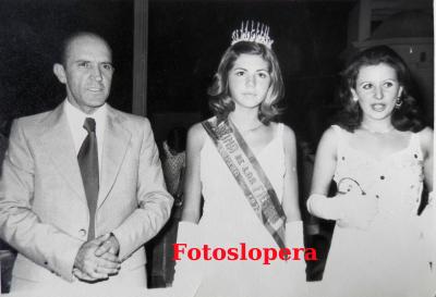 El Alcalde de Lopera Miguel Casado Antelo con las Reinas Mayores de la Feria de los Cristos, Paqui Chiquero (1973) y Ana María Melero (1972).