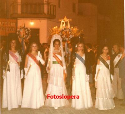 Reina y Damas de Honor de la Feria de los Cristos  de Lopera en el año 1975. Siendo Reina Mayor Antonia Pantoja Criado.