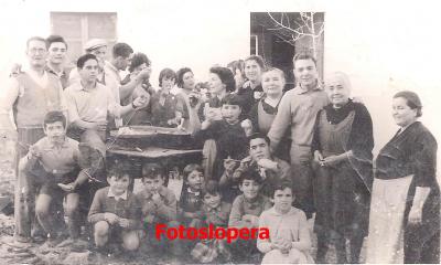Grupo de loperanos en un remate de la aceituna en casa de Antonio Alcalá Girón (Chico el panadero) en la calle Humilladero, 30 en el año 1962.