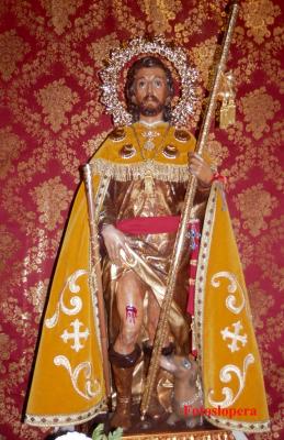En la procesión del Patrón de Lopera, la imagen de San Roque estrenó nueva capa donada por el cofrade Roque Manuel  Martínez Bueno.