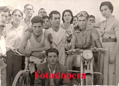 Grupo de loperanos junto al ganador de la carrera de bicicletas Pedro Lara Cabezas en la Feria de los Cristos. Años 50