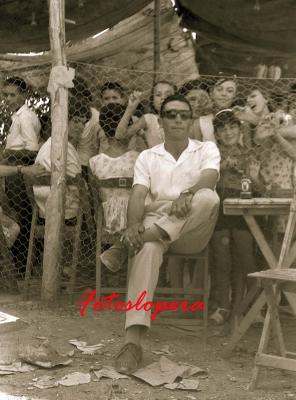 Feria de los Cristos del año 1962. Grupo de loperanos en el popular Baile de Isabel Trigo Galán   la Triga.  Francisco Melero.