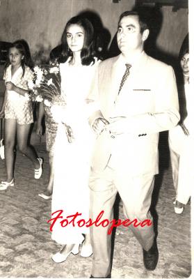 La Dama de Honor del año 1971 Rosi Oviedo, acompañada por Juan Santiago camino de baile en el Jardín Municipal, a la derecha Asun Huertas.