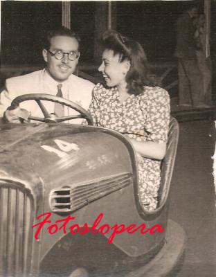 Adolfo Ortega y María Medina en los coches locos. Feria de los Cristos de Lopera