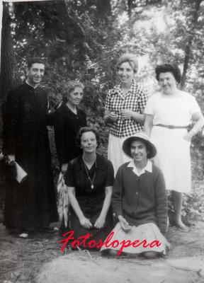 Grupo de Loperanas en el Río Jándula con D. Joaquín Parras González. 16-5-1963. D. Joaquín Parras, Trinidad González, Catalina Rosal, María Valcárcel y Carmen Uceda.