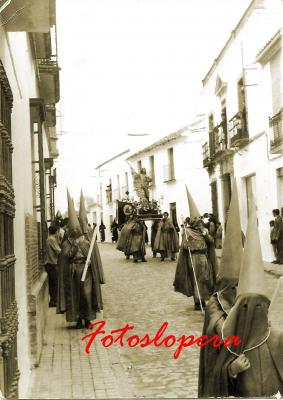 Semana Santa Loperana. Procesión de San Juan a su paso por la calle Real. Años 70