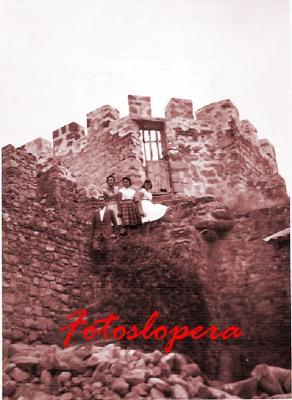 Grupo de loperanos accediendo al torreón del Castillo que da a la calle Hiedra recién restaurado. Años 60