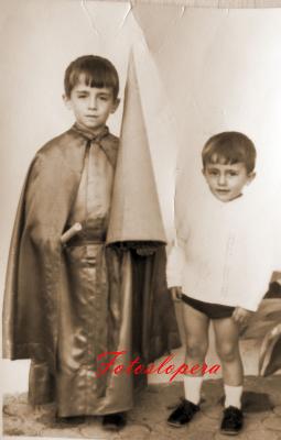 El cofrade de San Juan Rafael Ruiz Chiquero junto a su hermano Manuel. Año 1969