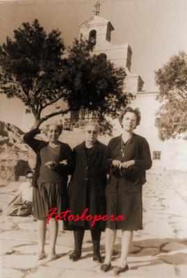 Carmen Pérez, Fuensanta García y Maria Valcárcel en la calzada del Santuario de la Virgen de la Cabeza. 16-5-1963