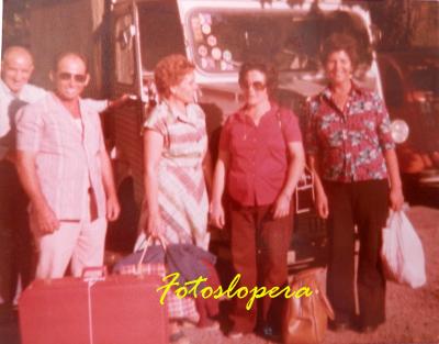 Grupo de loperanos partiendo para la vendimia francesa. Año 1976. Rafael Ruiz, Mercedes Bueno, Dolores Chiquero y Dolores Palomo.