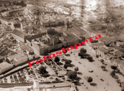 Vista aérea parcial de Lopera. (Paseo de Colón, Castillo, Jardín, Plaza Mayor, Ayuntamiento...). Año 1954