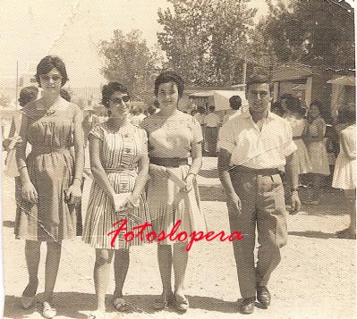 Loperanos en el Paseo de Colón en una mañana de Cristos del año 1961. Antonia Agudo, Loren Alcalá, Alfonsa Fonseca y Benito Alcalá