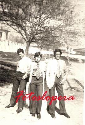 Grupo de amigos junto al antiguo pozo que había en el Campo de Fútbol.  Luis Morales, José Huertas y Antonio Quero. 30-3-1972