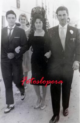Grupo de loperanos camino de la Iglesia para asistir a una boda. Manuel Chiquero, Ana Mª Haro, Dolores Chiquero y Narciso Ruiz. Años 50