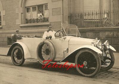 El Hispano-Suiza del año 1928 que adquirió Bartolomé Valenzuela Rueda de Córdoba. En la foto aparece el loperano Agustín Bruna (Abuelo) al volante, ya que era el chófer y la misma está tomada en una calle céntrica de Madrid.