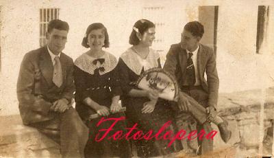 Pareja de novios en la popular Muralla del Parador. Año 1934. Manuel Gutiérrez, María Inés García, Angustias García y Manuel Alférez.