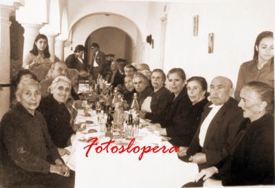 Grupo de ancianos de Lopera en la Comida que en su honor se ofreció en el Hospital  de San Juan de Dios. Año 1970
