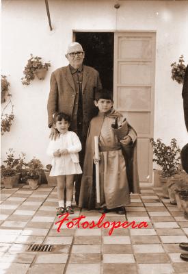 El cofrade de San Juan Evangelista Francisco Cruz Rosal, junto a Fernando Rosal y Basi Cruz. Año 1972.