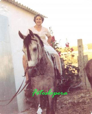 La entrañable loperana Isabel Monje Ojeda a lomos de la yegua Yovanca. Año 1978