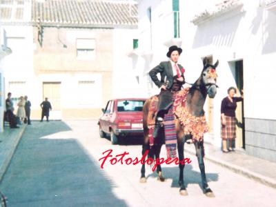 La loperana Marina Huertas Monje a lomos de su yegua Yovanca. Romería de San Isidro Labrador. Año 1977
