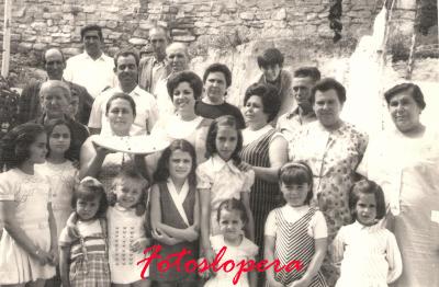 La Familia Ruiz celebrando la Primera Comunión de las niñas Margarita y Pepi Jurado Ruiz. Año 1972