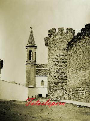 Paseo matinal por el pasado de calles y plazas de Lopera. Hoy por los aledaños del Castillo de Lopera (torreones) en 1969.