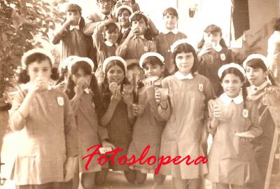 Grupo de alumnas del Colegio Miguel de Cervantes de Lopera desayunando. Año 1968