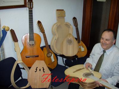 El loperano Pedro Galán Platero vende guitarra, laúd y bandurria realizadas de manera artesanal. Contacto en los teléfonos: 953526077 y 658782960