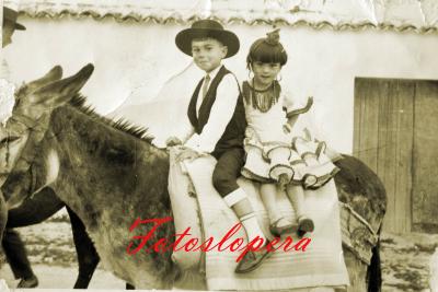 Los loperanos Manuel Izquierdo y Ana Gutiérrez de gitanillos en la Romería de San Isidro Labrador del año 1967.