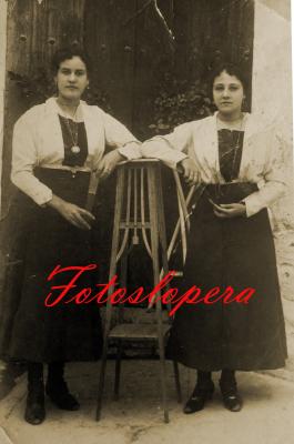 Las Hermanas Loperanas Isabel y Teresa de la Torre Gutiérrez en la puerta de su casa. Año 1910