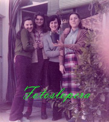 Taller de bordados a máquina de Isabel Lara Soler en 1982. Mª Ángeles Ruiz, Carmen Cornejo, Juani Hueso, Carmen Expósito.