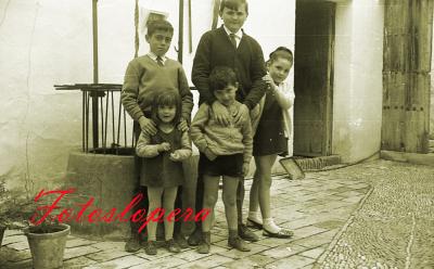Patio Loperano años 60. José López, Pedro Luis Artero, Ana Rosa Artero, José Pedro y Silvia Rodríguez. Año 1966. Foto: Benito Haro Artero