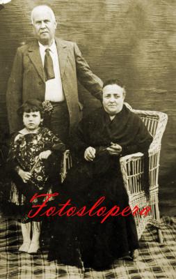 Los loperanos Francisco de la Torre y Francisca Gutiérrez con su nieta Encarnación Coca de la Torre. Año 1920