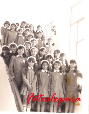 Grupo de alumnas de 6º de EGB del Colegio Miguel de Cervantes de Lopera en la escalera de acceso a la segunda planta del centro. Año 1970