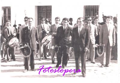 Banda de Tambores y Cornetas de la Cofradía de Ntro. Padre Jesús Nazareno bajo la dirección de los hermanos Pedro y Antonio Lara. Año 1955