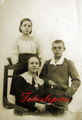 Ana de la Torre Gutiérrez con sus hijos Francisca y Francisco Pérez de la Torre. Año 1941
